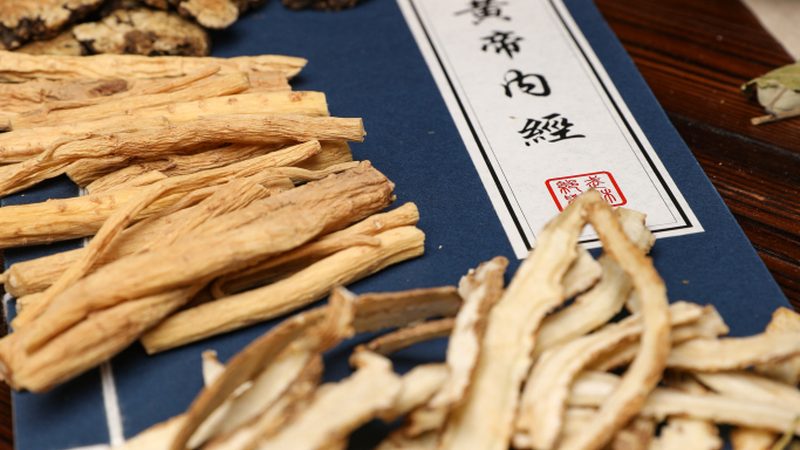 刮痧缓解肩颈僵硬的方法